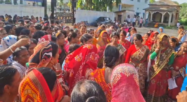নেত্রীকে ঘিরে মহিলাদের বিক্ষোভ