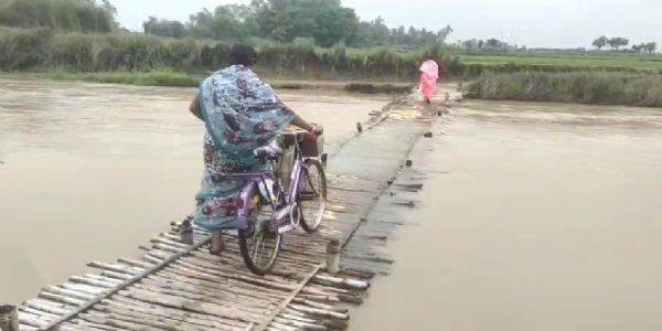 শিলাবতীর জল বাড়তেই ফের ডুবল বাঁশের সাঁকো, যোগাযোগ বিচ্ছিন্নের আশঙ্কা