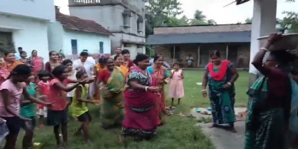অন্নপূর্ণা ভাণ্ডারের টাকা ঢুকতেই মন্দিরে বাতাসা ছড়িয়ে উচ্ছ্বাস মহিলাদের