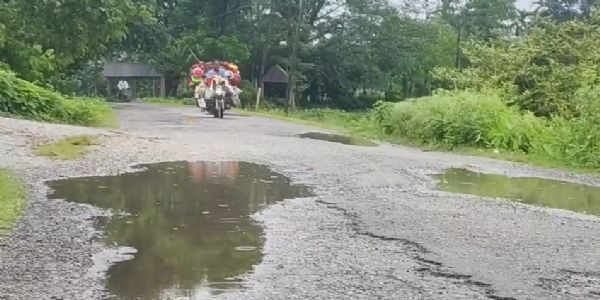 যেন মরণফাঁদ! ২০ কিলোমিটার বেহাল পথে চরম দুর্ভোগ ধূপগুড়ির তিন পঞ্চায়েতের বাসিন্দাদের
