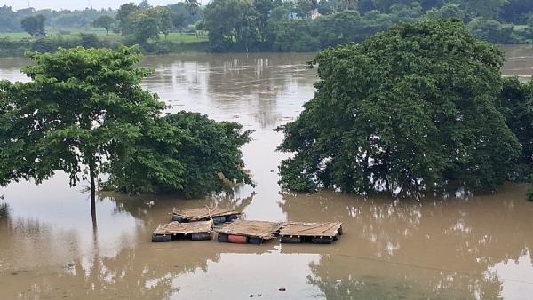 লোকালয়ে ঢুকছে জল আরামবাগে