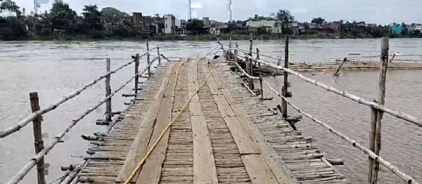 নতিপুরে ভেঙে পড়া  সেতু