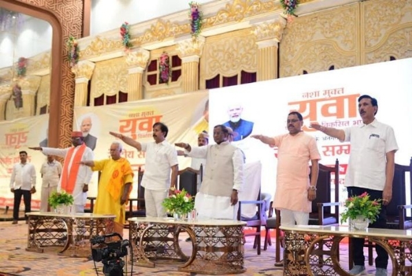 অনুষ্ঠানমঞ্চে বিশিষ্টজনদের সঙ্গে রাজ্যপাল লক্ষ্মণ প্রসাদ আচার্য অনুষ্ঠানমঞ্চে বিশিষ্টজনদের সঙ্গে রাজ্যপাল লক্ষ্মণ প্রসাদ আচার্য