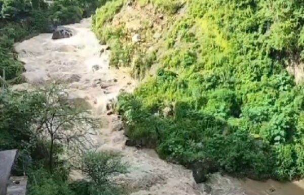 অবিরাম বৃষ্টিতে রুদ্রপ্রয়াগে স্বাভাবিক জনজীবন বিপর্যস্ত, বাড়ছে নদীর জলস্তর