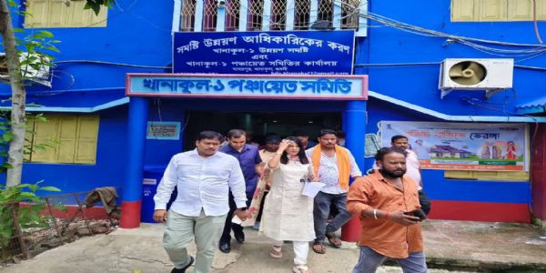 খানাকুল-১-এর বন্যা পরিস্থিতি নিয়ে প্রশাসনিক বৈঠক, দ্রুত ত্রাণ পৌঁছে দেওয়ার উদ্যোগ