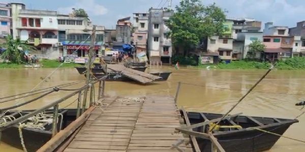 জলের তোড়ে ভেসে গেল ঘাটালের ভাসাপোলের পাটাতন, ব্যাহত যোগাযোগ