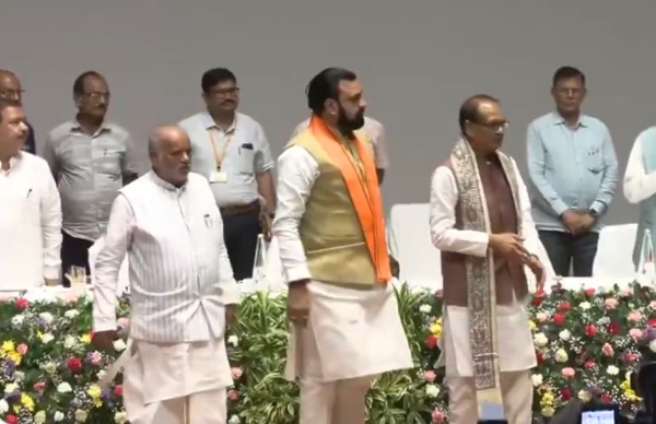 পাটনায় আবাস যোজনার সুবিধাভোগীদের ঘরের চাবি তুলে দিলেন শিবরাজ