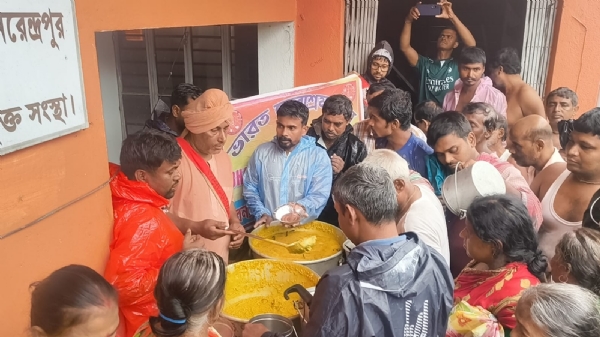 বন্যার্তদের মধ্যে সাহায্য বিতরণ