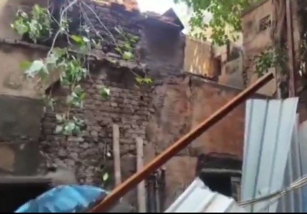 দিল্লির কারোল বাগে ভেঙে পড়ল পুরানো বাড়ির দেওয়াল, আহত বেশ কয়েকজন