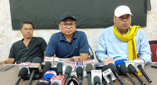 সাংবাদিক সম্মেলনে আত্মসমর্পণকারীরা