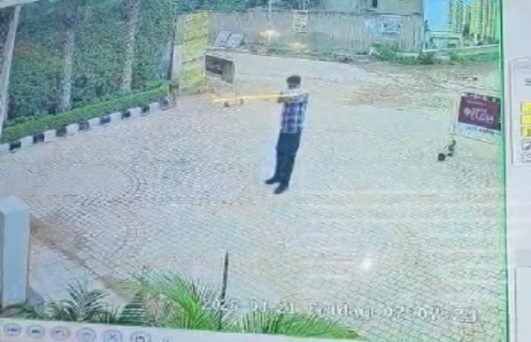 জিরকপুরে বিল্ডারের অফিসে তিন রাউন্ড গুলি, বাইক আরোহী দুই হামলাকারী পলাতক