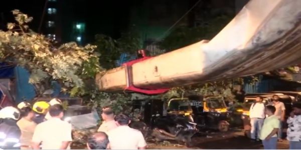 মুম্বইয়ের কুরলায় বাড়ির ওপর ভেঙে পড়ল ক্রেন, কমপক্ষে ১০ জন আহত