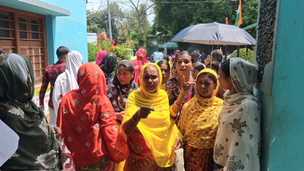 অন্নপূর্ণা ভাণ্ডার না পেয়ে মহিলাদের বিক্ষোভ োগোগাটে অন্নপূর্ণা ভাণ্ডার না পেয়ে মহিলাদের বিক্ষোভ োগোগাটে