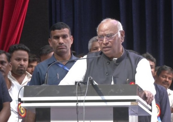 প্রধানমন্ত্রীকে কটাক্ষ খাড়গের