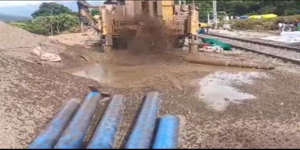 নিউ হারাঙ্গাজাওয়ে ক্ষতিগ্রস্ত রেললাইনের নীচে ভূগর্ভস্থ জলের উৎসের সন্ধানে শুরু ড্রিলিং; লাইন বসে যাওয়ার ঘটনায় উদ্বেগ, জল নিষ্কাশনের পাশাপাশি চলছে মাটির গভীরে অনুসন্ধান