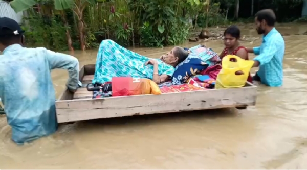 জল পেরিয়ে হাসপাতালে