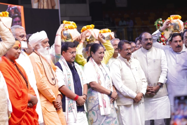 সমরসতা সংকল্প অভিযান ও পবিত্র মাটি কলস বিতরণ অনুষ্ঠানে বিজেপি সভাপতি নীতিন নবীন ও মুখ্যমন্ত্রী রেখা গুপ্তা
