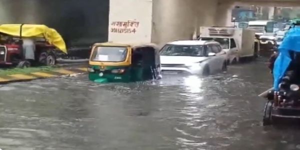 ভারী বৃষ্টিতে জলমগ্ন দিল্লির বিভিন্ন এলাকা, সপ্তাহের প্রথম দিনে দুর্ভোগ