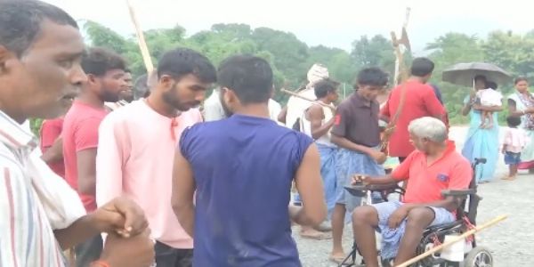 লাঠি ও কুঠার নিয়ে পাহারা, দেবেন্দ্রকে নেমরায় প্রবেশ করতে না দেওয়ার সংকল্প