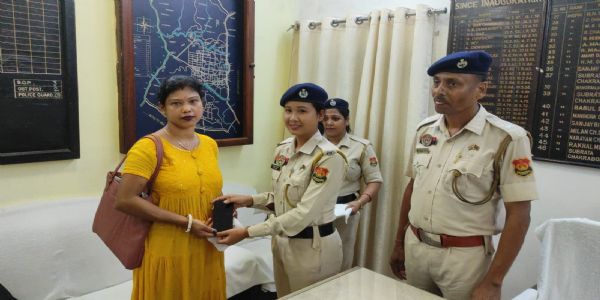 প্রযুক্তির সাহায্যে দেড় মাসে ২৬টি হারানো মোবাইল উদ্ধার পশ্চিম আগরতলা থানার