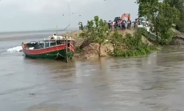 ভাগলপুরে গঙ্গার জলে প্লাবিত বিস্তীর্ণ এলাকা, বাঁধ ভেঙে এই বিপত্তি