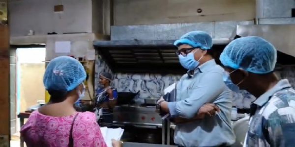 ঝাঁ চকচকে রেস্তোরাঁর রান্নাঘরে অস্বাস্থ্যকর পরিবেশের অভিযোগ, উদ্ধার দীর্ঘদিনের পুরনো খাবার