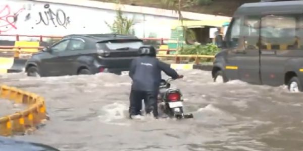 (আপডেট) দিল্লিতে ভারী বৃষ্টির লাল সতর্কতা, ব্যাহত বিমান পরিষেবা