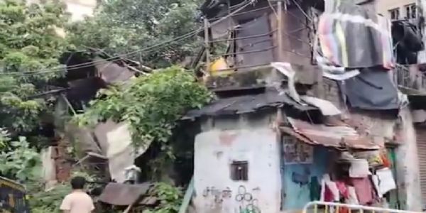 মানিকতলায় ভেঙে পড়ল একটি বাড়ির একাংশ, হতাহতের খবর নেই