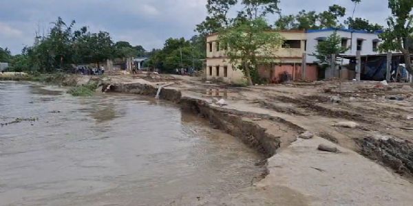 ভূতনির ভাঙনকবলিত এলাকা পরিদর্শনে বিধায়ক, কাজের গাফিলতি হলে টাকা না দেওয়ার হুঁশিয়ারি