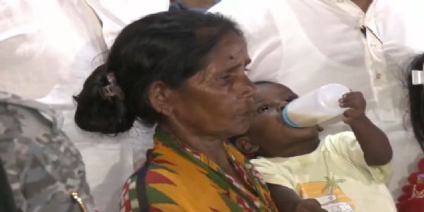 সীতা দেবীর সঙ্গে সাক্ষাৎ মুখ্যমন্ত্রী শুভেন্দুর, মমতাকে কটাক্ষ লকেটের