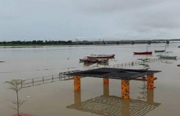গঙ্গা-যমুনার জলস্তর ক্রমশ কমছে, নিরাপদ সব বাঁধ গঙ্গা-যমুনার জলস্তর ক্রমশ কমছে, নিরাপদ সব বাঁধ