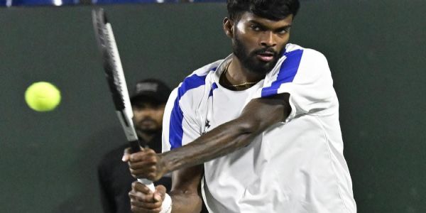 উইনস্টন-সালেম ওপেনের রাউন্ড অফ ৩২-এ দক্ষিণেশ্বর সুরেশ সপ্তম বাছাই হুয়ান-ম্যানুয়েল সেরুন্দোলোর কাছে হেরে টুর্নামেন্ট থেকে ছিটকে গেছেন