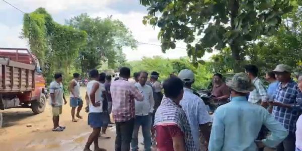 অবৈধ বালু–ঘাটে হানা দিতে গিয়ে জনতার ঘেরাওয়ে বন দফতরের ৪ কর্মী, উত্তেজনা মোহনপুরে