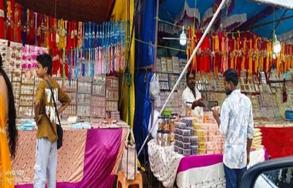 রাখিবন্ধন ঘিরে বিজাপুরের বাজারে রমরমা, ভালো বিক্রির আশায় ব্যবসায়ীরা