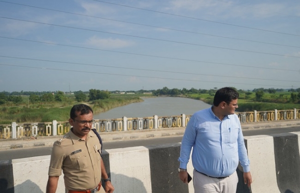 আরারিয়ায় নদীর জলস্তর স্বাভাবিক, পরমান নদী পরিদর্শনে ডিএম-এসপি