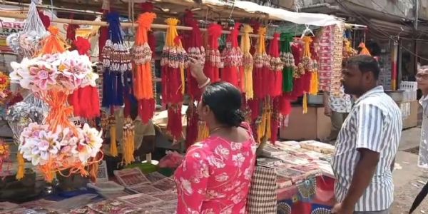 মোবাইলের নেশায় ফিকে রাখির বাজার