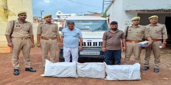 চুরি যাওয়া গাড়িতে ৪০ কেজির বেশি মাদক উদ্ধার, গ্রেফতার দুই