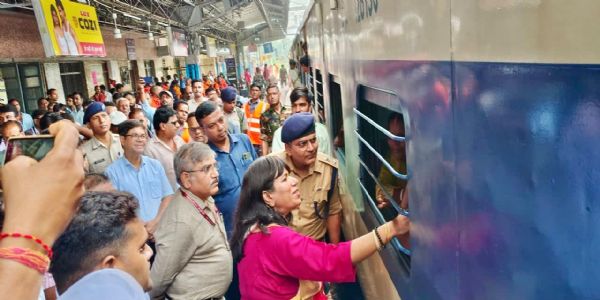 শ্রাবণী মেলায় তীর্থযাত্রীদের নিরাপত্তায় বিশেষ নজর, জসিডি ও দেওঘর স্টেশন পরিদর্শনে পূর্ব রেলের জিএম গীতিকা পাণ্ডে