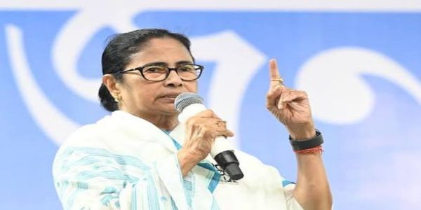 ছাত্র আন্দোলন হলে বুক পেতে দাঁড়াবেন, বিজেপি-কে তোপ মমতার