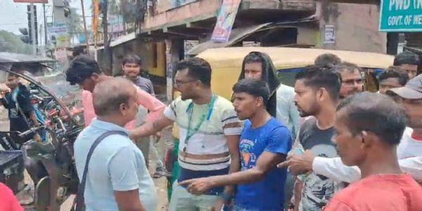 অটো ও টোটোর গন্ডগোলে উত্তপ্ত গোঘাট