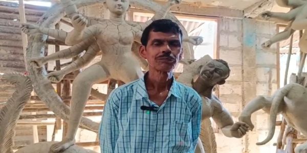 ৪০ বছর ধরে মাটির প্রতিমায় প্রাণের স্পর্শ, পাহাড়ে আজও উপকরণের আকাল হারাঙ্গাজাওয়ের মৃতশিল্পী প্রদেশ ভট্টাচার্যের হাতে তৈরি হচ্ছে এ বার ১৪টি দুর্গাপ্রতিমা
