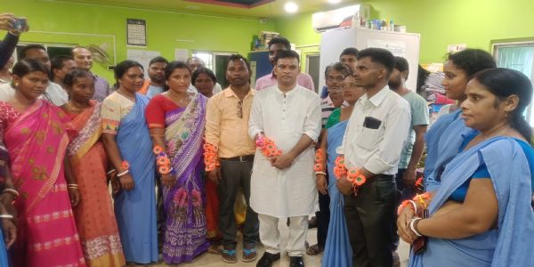 রাখীর সুতোয় সম্প্রীতির বার্তা, সাধারণ মানুষের সঙ্গে উৎসবে বিধায়ক-জেলাশাসক