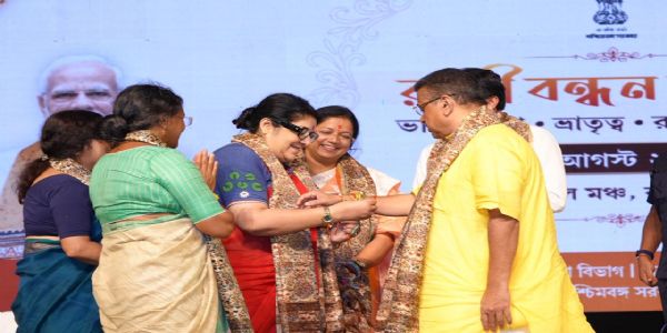 নজরুল মঞ্চে রাজ্যভিত্তিক রাখি বন্ধন উৎসবের সূচনা করলেন মুখ্যমন্ত্রী শুভেন্দু অধিকারী