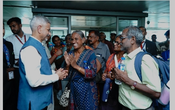 জয়শঙ্কর এদিন বিমানবন্দরে নেপালে বন্যা থেকে উদ্ধার হওয়া তামিলনাড়ুর ২১ জন তীর্থযাত্রীর দলের সঙ্গে