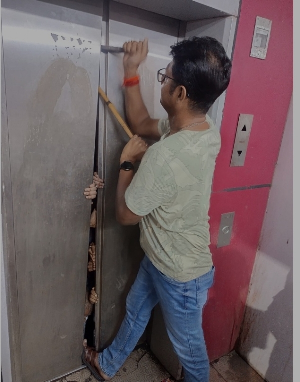 লিলুয়া স্টেশনে লিফটে আটকে পড়া যাত্রী