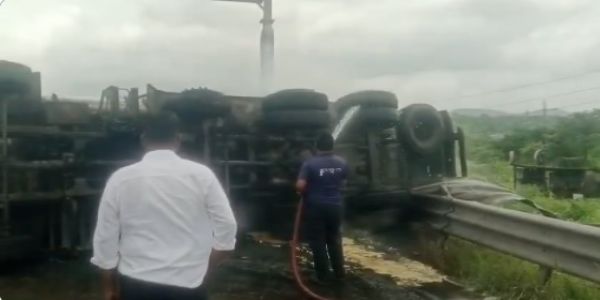 মুম্বই-পুণে এক্সপ্রেসওয়েতে তেলের ট্যাঙ্কারে আগুন, ছড়ালো চাঞ্চল্য