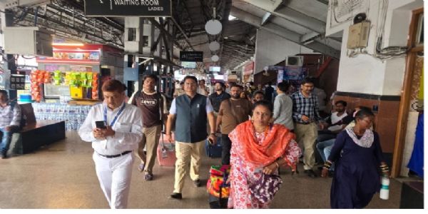 নেপালের বন্যায় আটকে পড়া মহারাষ্ট্রের ১০০ তীর্থযাত্রীকে উদ্ধার করল বিহার সরকার, ট্রেনে রওনা