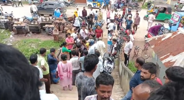 গ্রাহকদের বিক্ষোভ