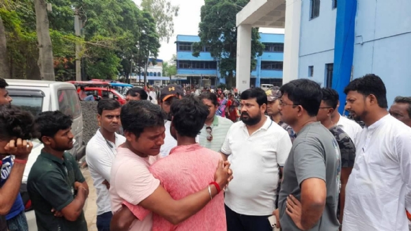 পথ দুর্ঘটনায় আহত জল যাত্রীদের দেখতে আরামবাগ হাসপাতালে হেমন্ত বাগ ও বিমান ঘোষ