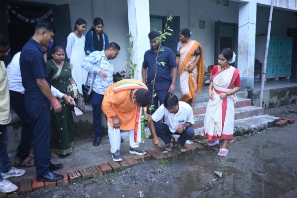 অধ্যক্ষ রথীন্দ্র বোস বৃক্ষরোপণ কর্মসূচিতে যোগদান